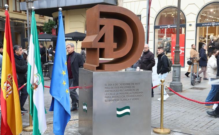 Imagen principal - La escultura de Belmonte por el 4D ya luce en la plaza de las Tendillas de Córdoba