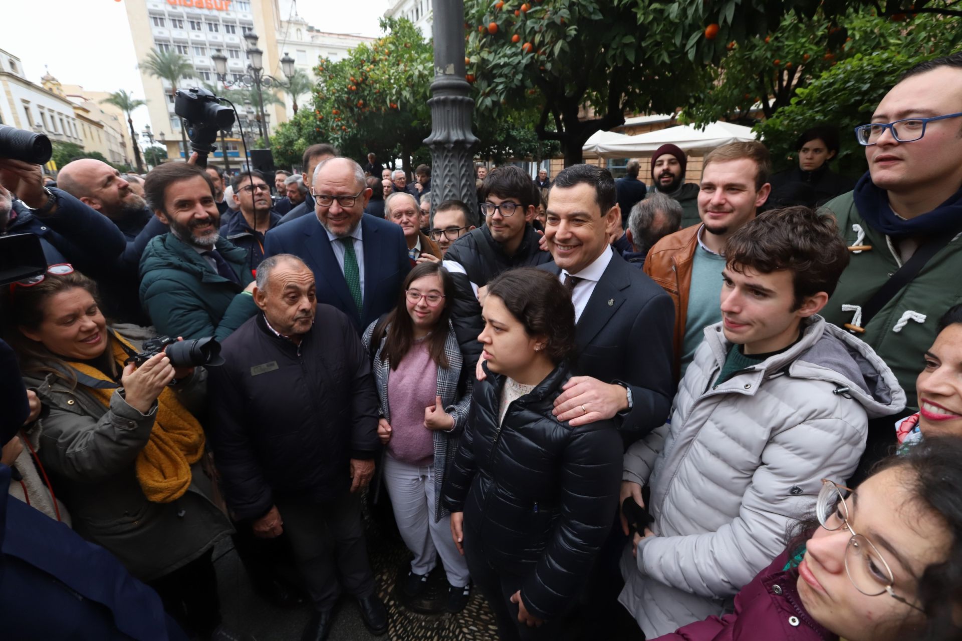 En imágenes, la inauguración de la escultura del 4D en Córdoba