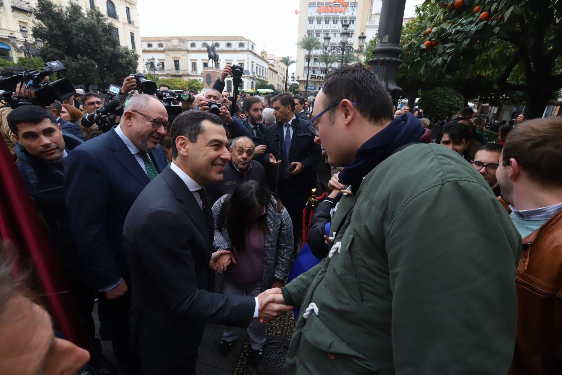 En imágenes, la inauguración de la escultura del 4D en Córdoba