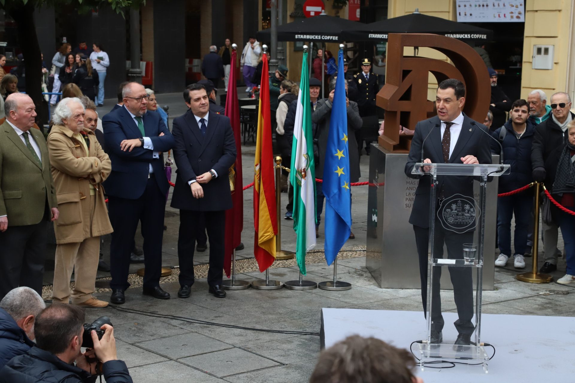 En imágenes, la inauguración de la escultura del 4D en Córdoba