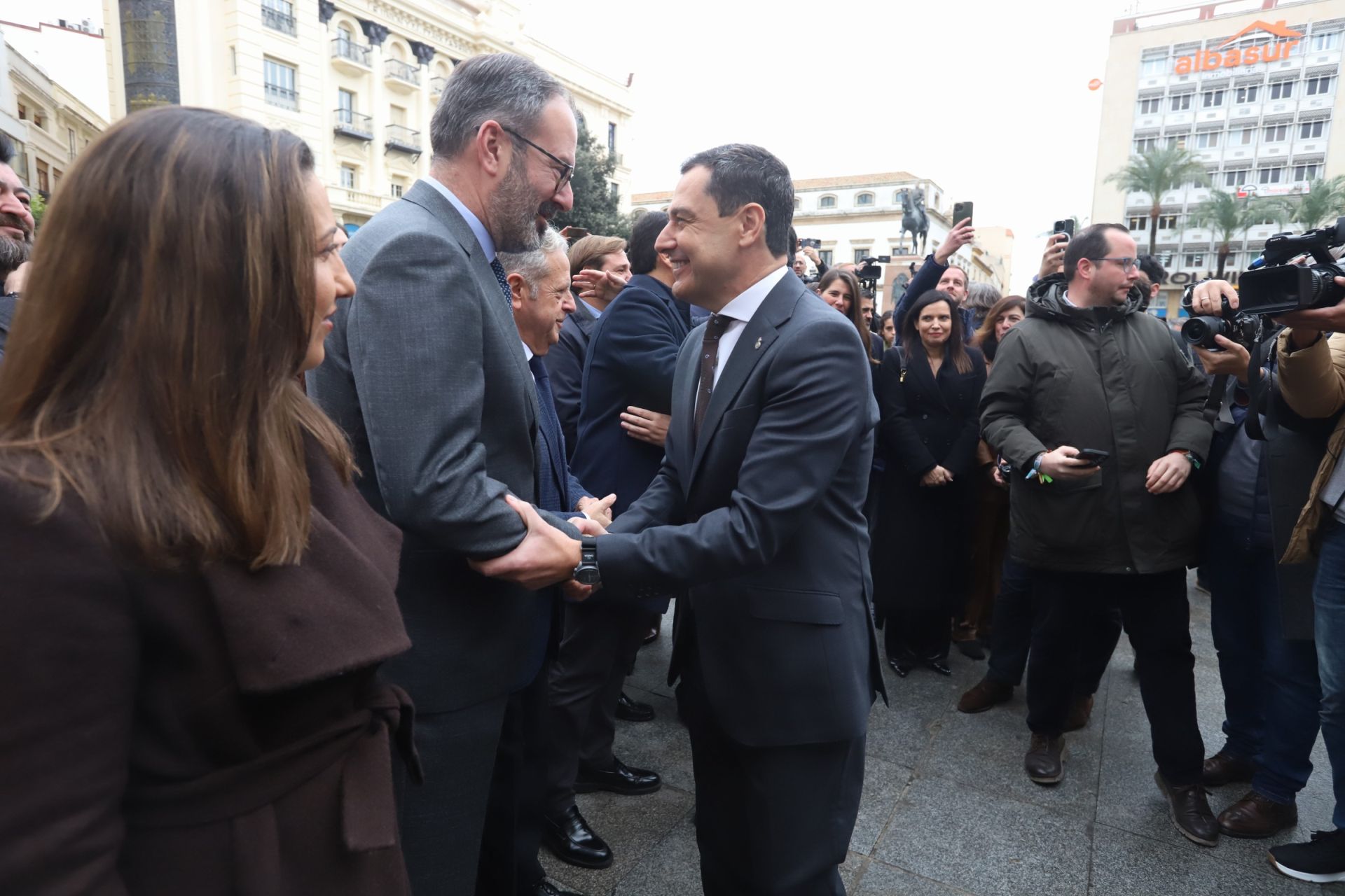 En imágenes, la inauguración de la escultura del 4D en Córdoba