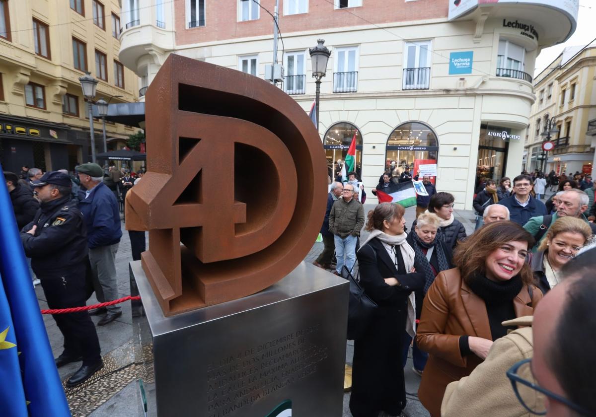 En imágenes, la inauguración de la escultura del 4D en Córdoba