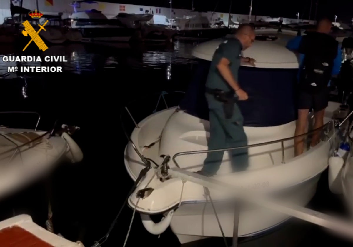 Uno de los dos barcos decomisados con los que se pescaban los atunes