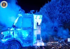 El cadáver calcinado en una caravana en San Roque junto a la que había casquillos de bala y combustible era de una mujer