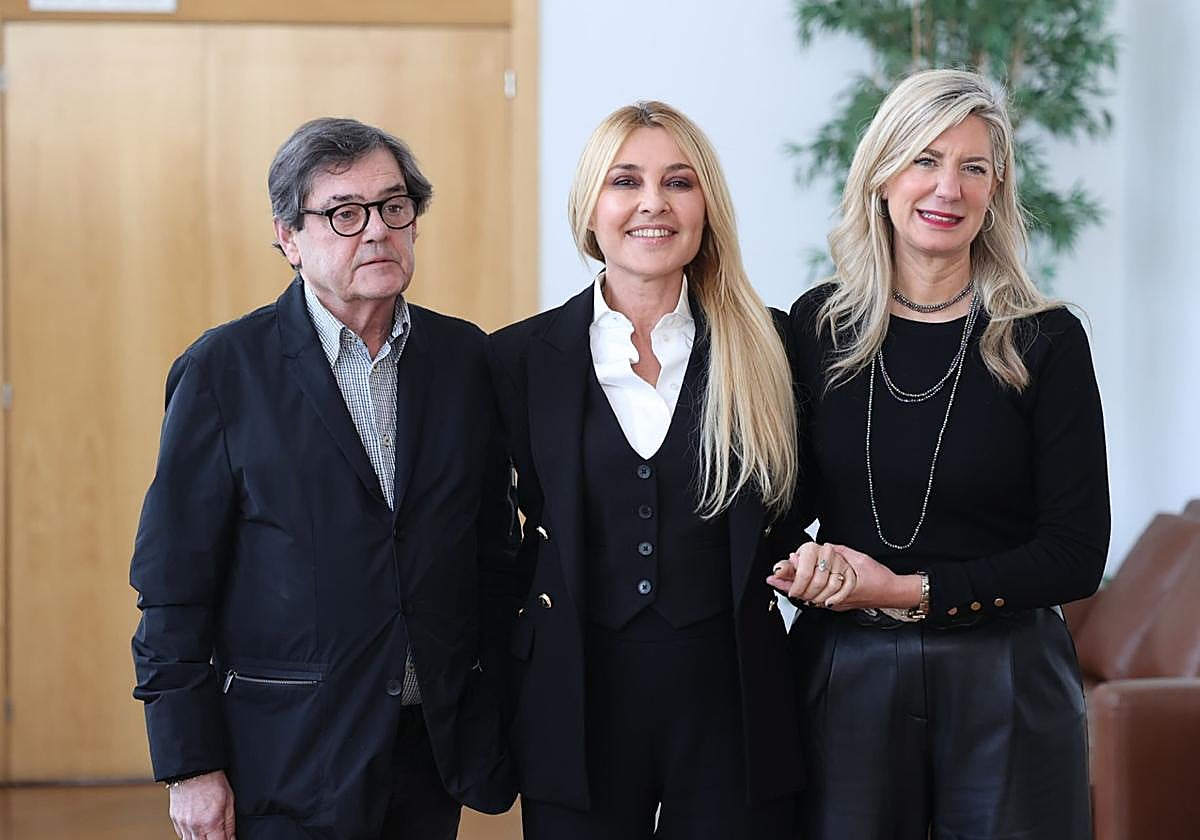 Jos María Viteri, Cayetana Guillén Cuervo e Irene Carvajal, durante la presentación de la gala