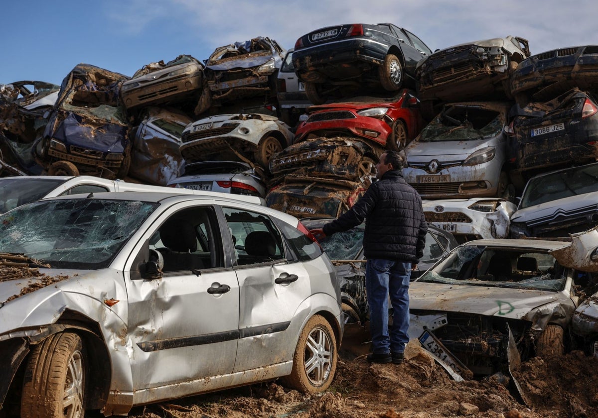 Imagen de archivo de coches apilados tras la dana en Valencia