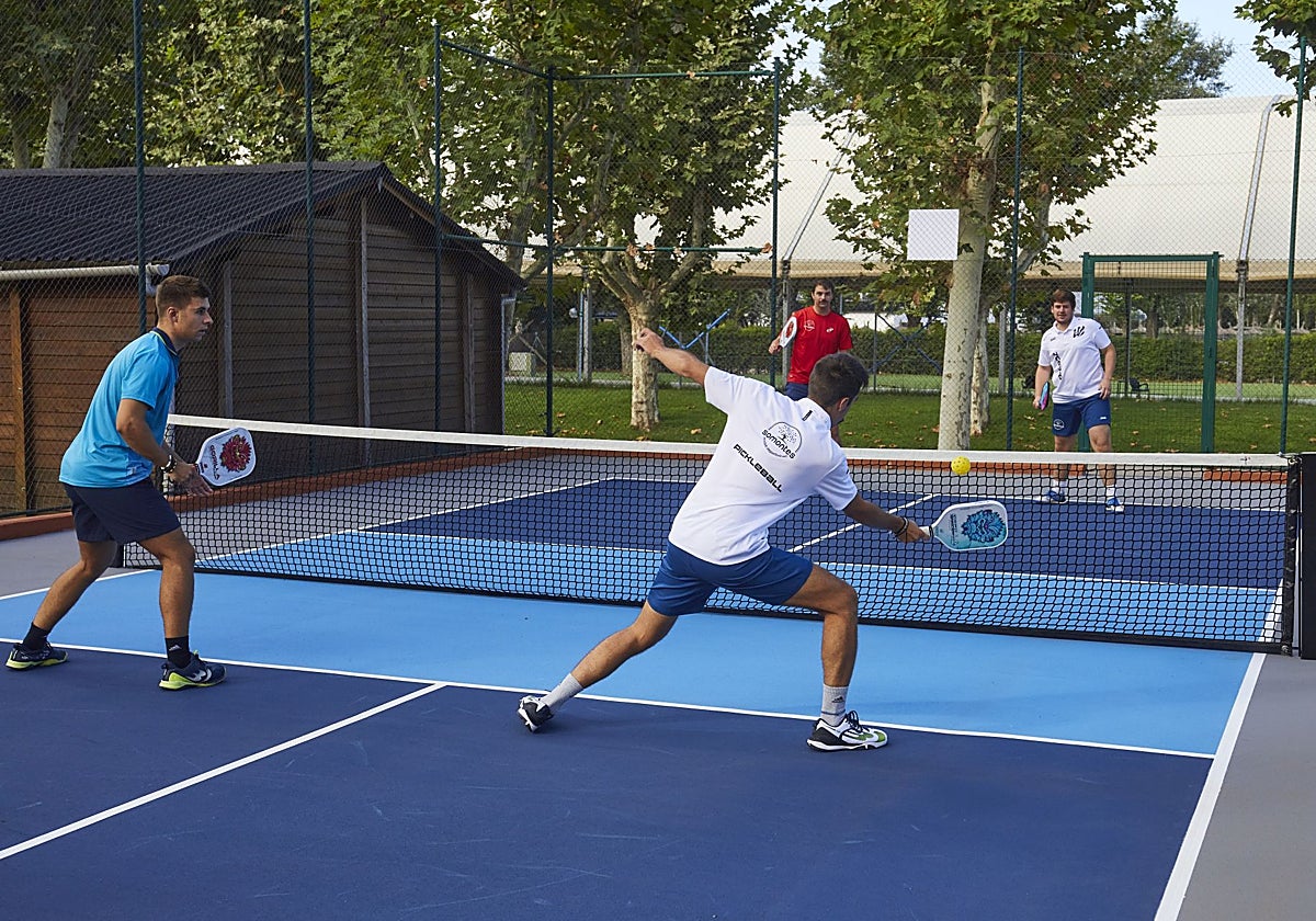Cuatro personas practican pickleball en el Centro Deportivo Somontes