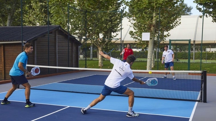 Dónde jugar a Pickleball en Madrid, el deporte que busca hacer sombra a la fiebre del pádel