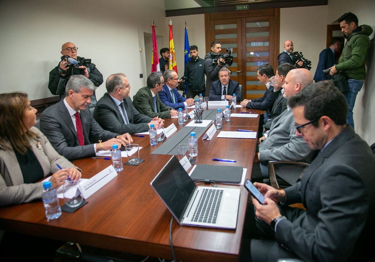 Momento de la reunión del presidente de la Junta y otras autoridades con representantes de la empresa en Talavera