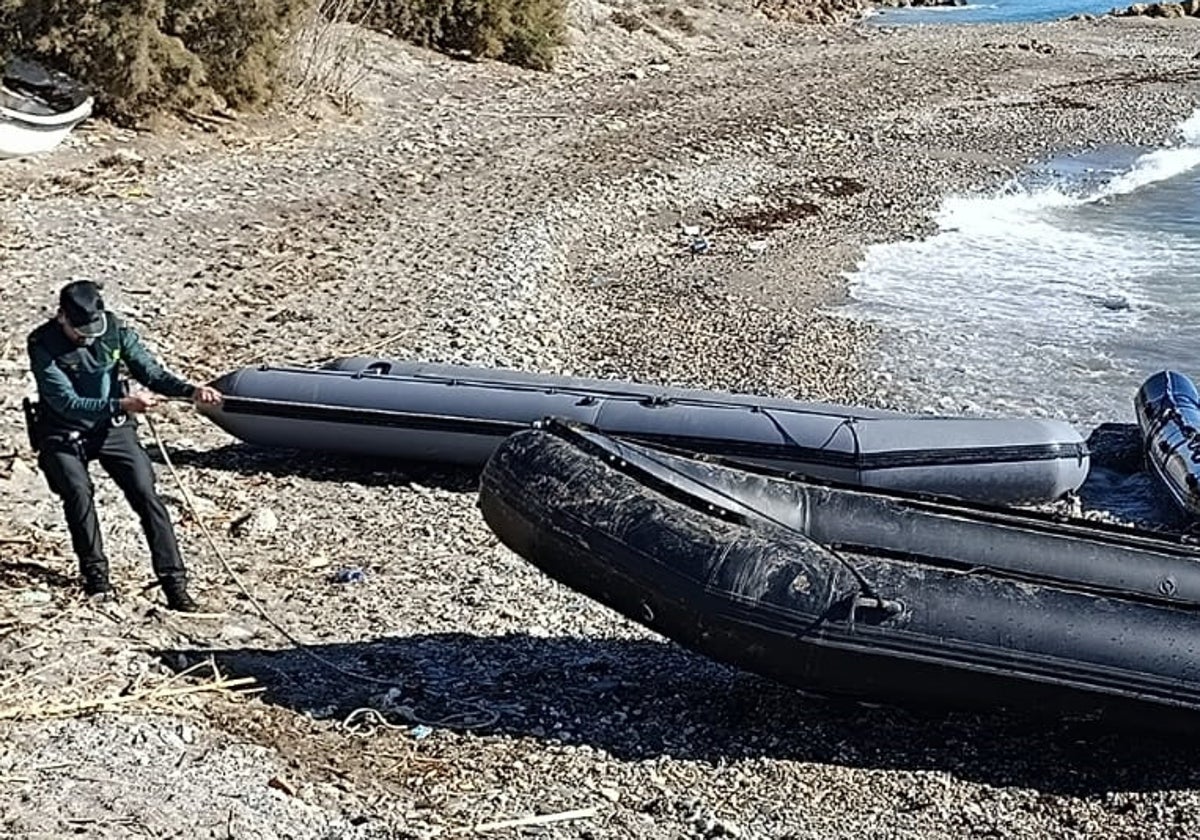Un agente de Guardia Civil durante la intervención de las 'narcolanchas' en Almería