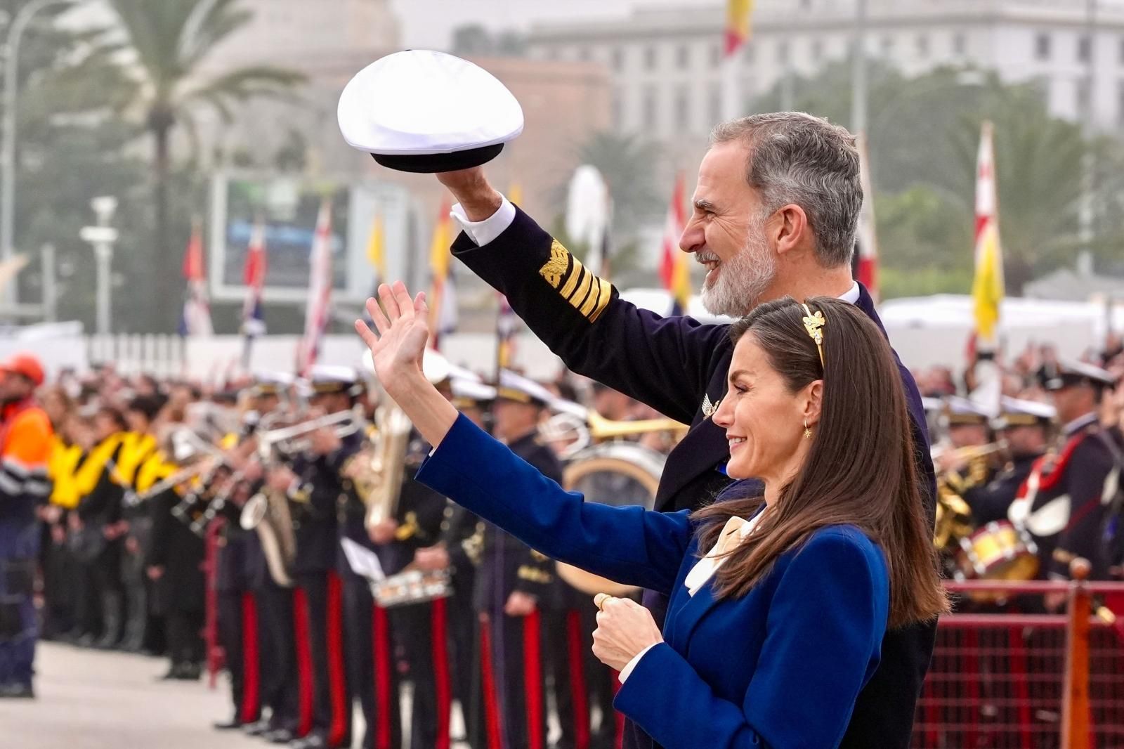 Los reyes Felipe y Letizia despiden en Cádiz a la princesa de Asturias, Leonor, que parte este sábado en el buque escuela de la Armada española Juan Sebastián de Elcano.