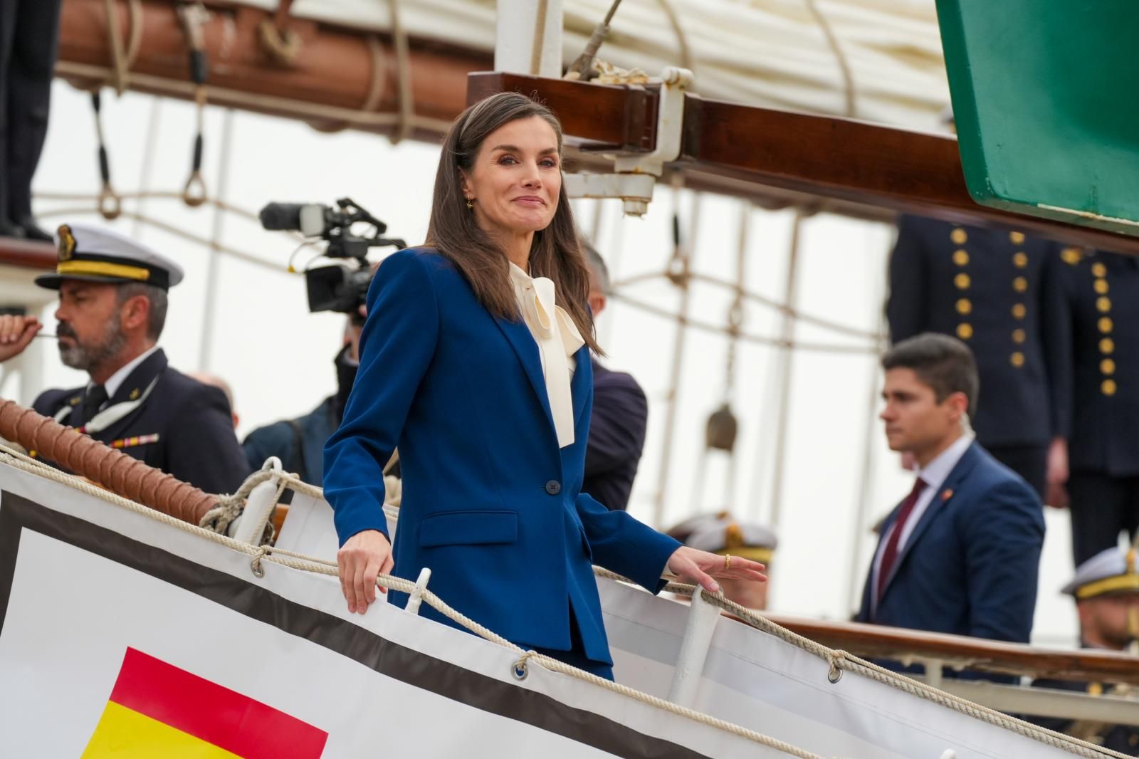 La Reina Letizia, visiblemente emocionada tras despedirse de la Princesa Leonor ante su marcha en Elcano