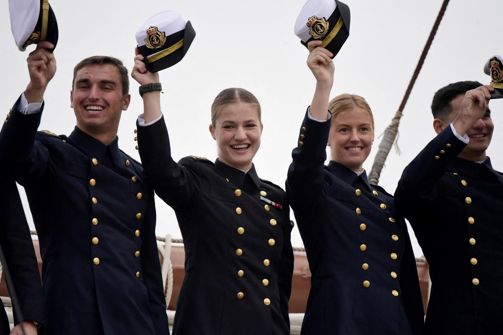 La Princesa Leonor saluda a bordo del Buque escuela de la Armada española Juan Sebastián de Elcano antes de partir por seis meses, en Cádiz.