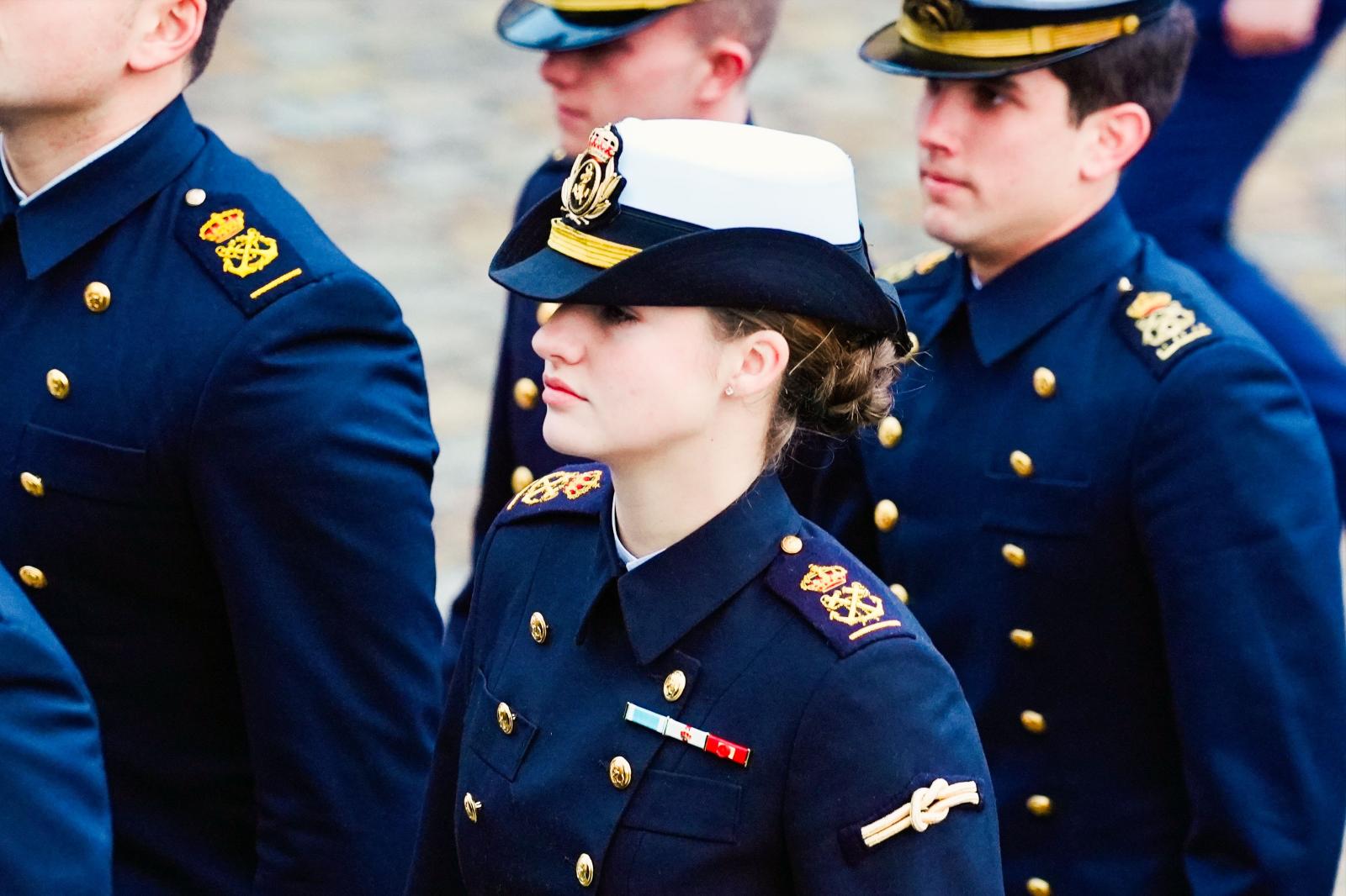 La Princesa de Asturias, Leonor Borbón Ortiz a la entrada De la Iglesia de Santo Domingo de Cádiz donde los Guardiamarinas han ido a misa antes de partir a bordo del Buque escuela Juan Sebastián Elcano.