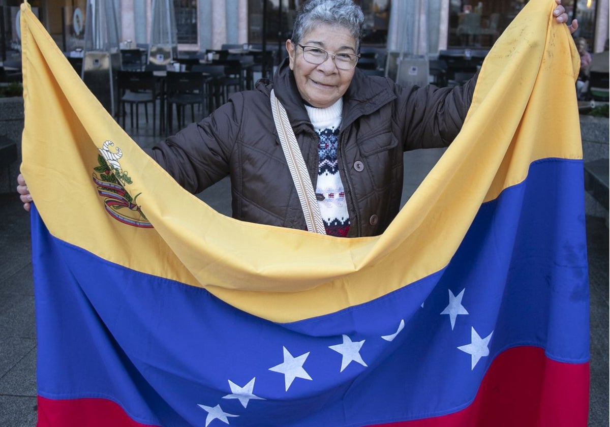 Marinela Torrealba muestra la bandera de Venezuela en la plaza de las Tendillas