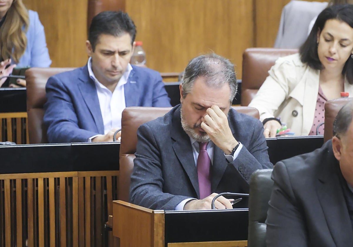 Juan Espadas, presidente del Grupo Socialista, en su escaño en el Parlamento andaluz