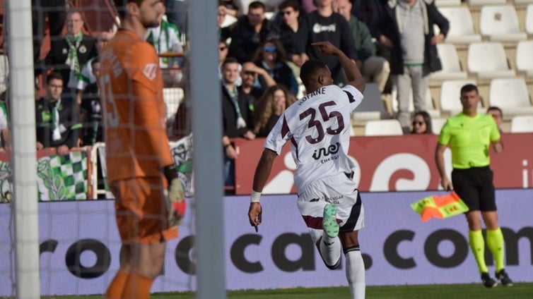 2-2: El Albacete desperdicia dos goles de ventaja y acaba pidiendo la hora ante el Racing