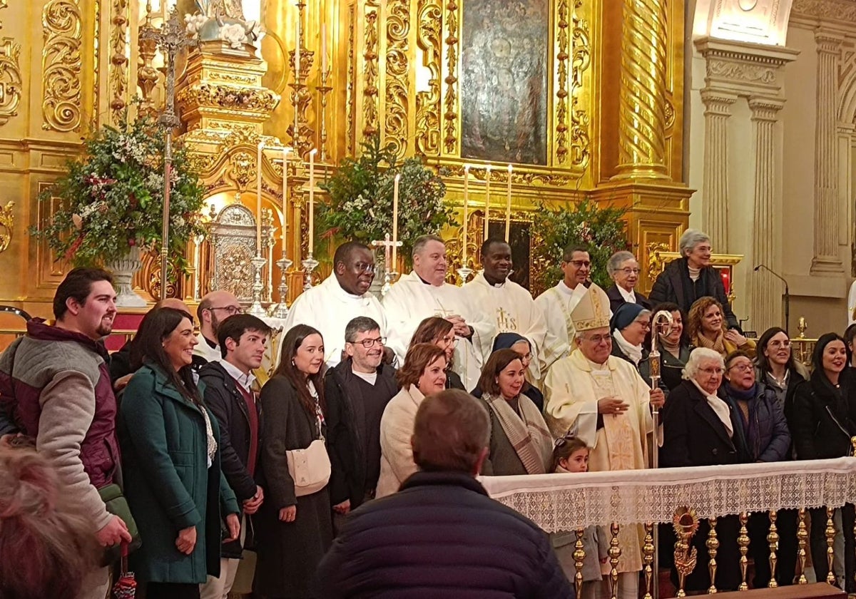 El obispo junto a las Hijas de la Caridad de San Vicente de Paúl en su despedida en Cabra