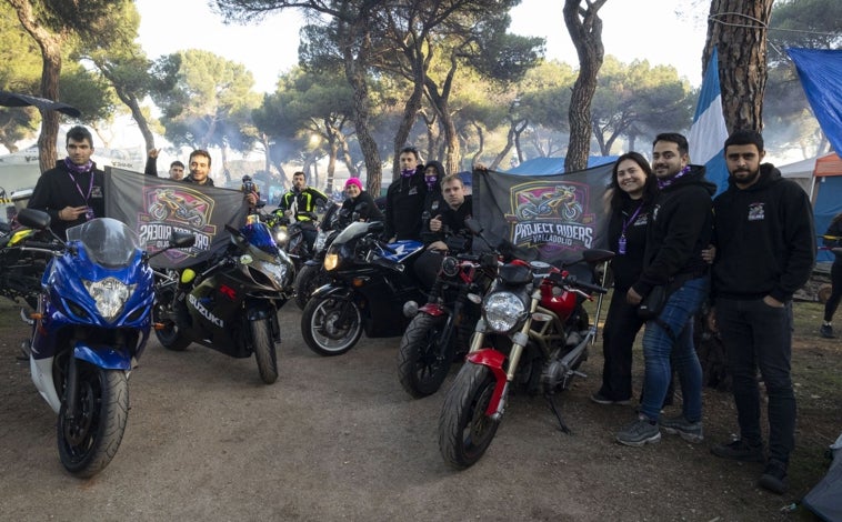 Imagen principal - Club de motos Project Rider (Valladolid) y El Refregón (Extremadura). El pequeño Mateo en su quad, listo para el desfile de banderas