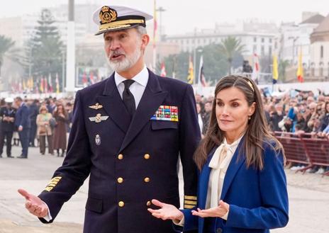 Imagen secundaria 1 - Don Felipe y Doña Letizia, además de Reyes, fueron dos padres que no ocultaron su emoción ante la despedida de su hija para completar su formación militar