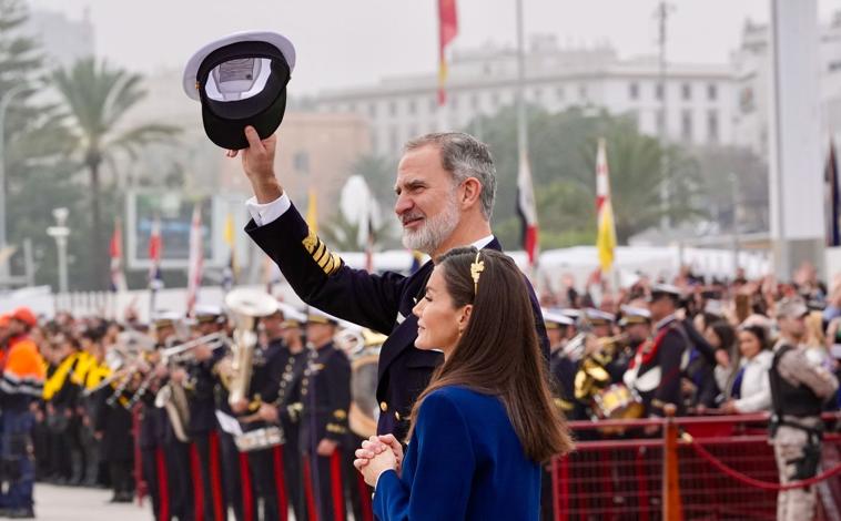 Imagen principal - Don Felipe y Doña Letizia, además de Reyes, fueron dos padres que no ocultaron su emoción ante la despedida de su hija para completar su formación militar