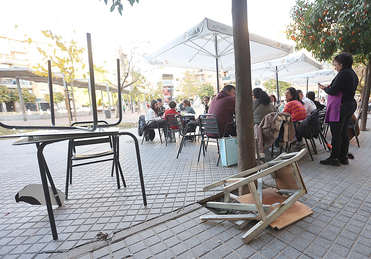 Estado en el que ha quedado parte del mobiliario tras la batalla campal entre ultras