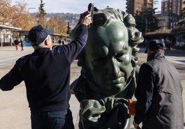 Vandalizan dos de los 'cabezones' que adornan Granada con motivo de la inminente gala de los Premios Goya