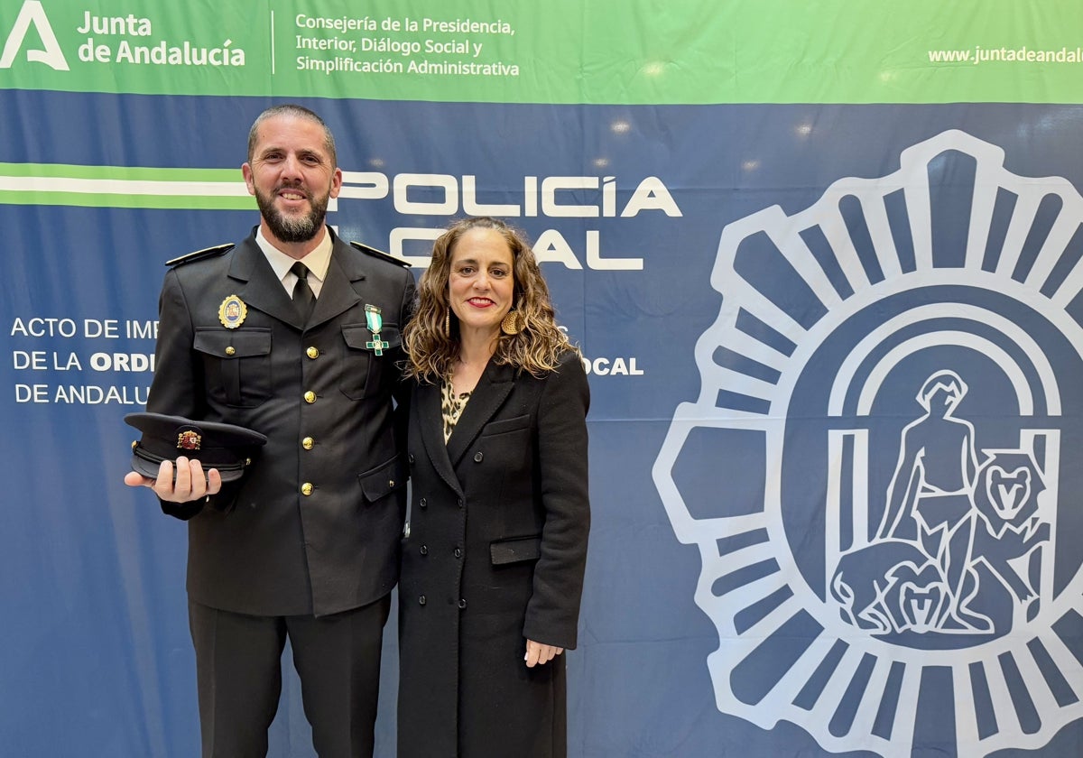 El agente Víctor Braceño en la entrga de la medalla este lunes en Málaga