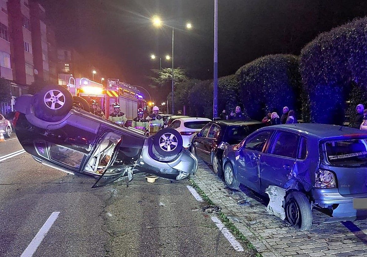 Vehículo volcado en el accidente ocurrido en el paseo de Juan Carlos I de Valladolid