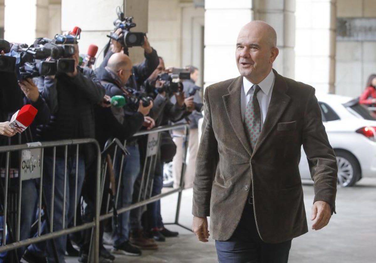 El expresidente de la Junta de Andalucía Manuel Chaves llegando a la Audiencia de Sevilla en 2019