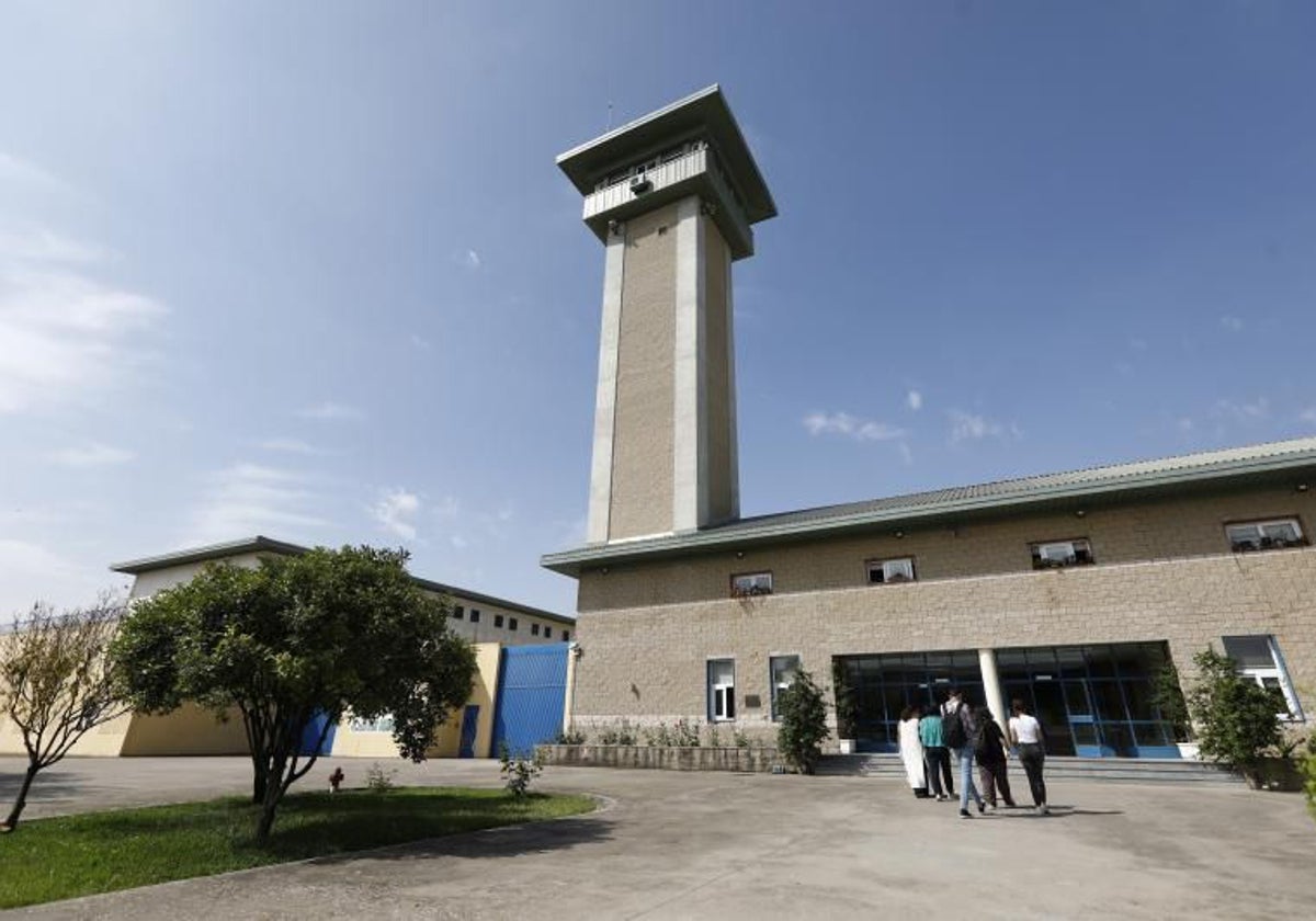 Visitantes en el interior de la prisión de Córdoba situada en Alcolea