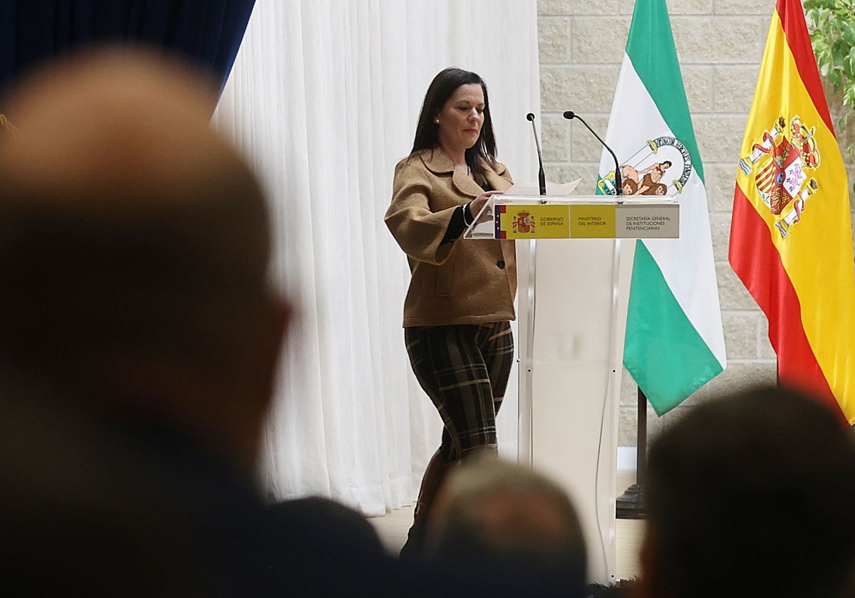 Lidia se dirige a los presentes tras haber recibido el diploma