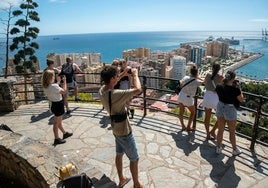 El Gobierno andaluz aprueba medidas para la estabilización docente y el turismo en grandes ciudades