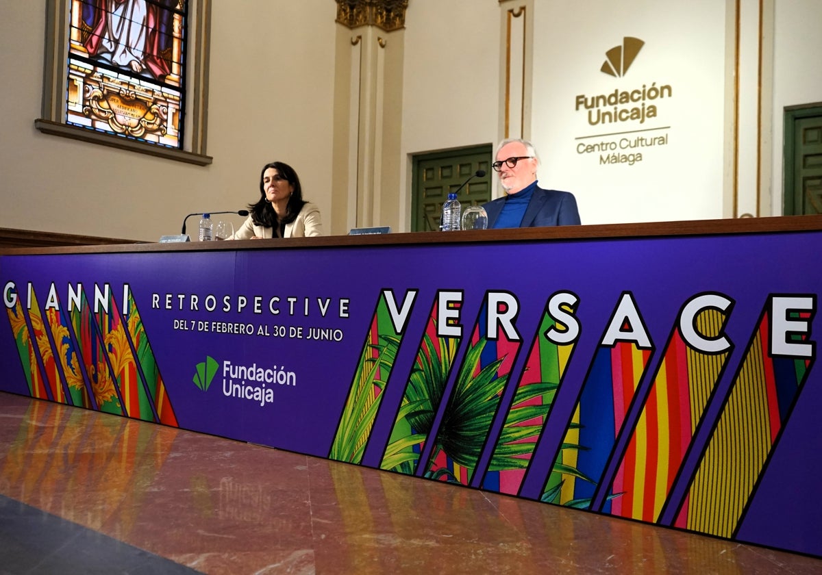 El comisario de la exposición, Karl Von de Ahé (d), y la responsable de Artes Plásticas de la Fundación Unicaja, Emilia Garrido (i), durante la presentación de la muestra