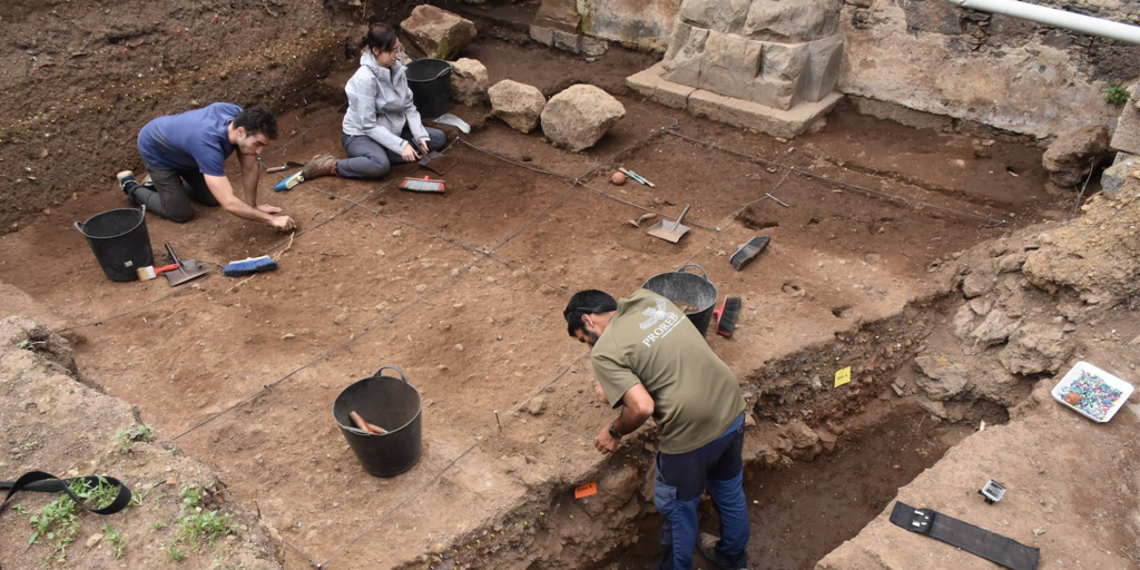 Excavaciones en un antiguo convento de Tenerife saca a la luz ocho cuerpos y objetos del siglo XVII