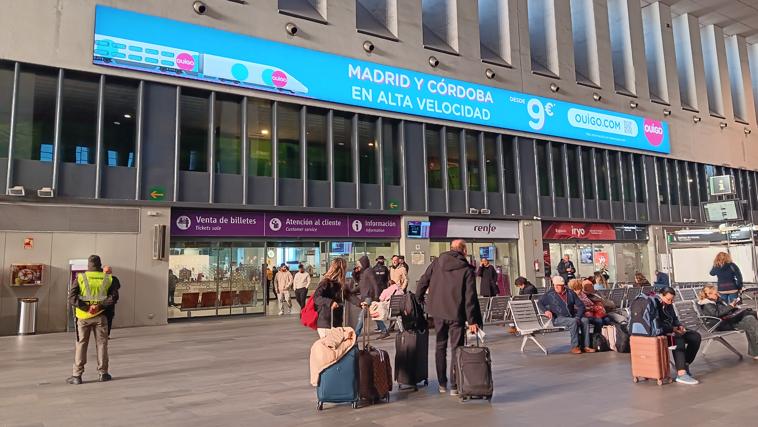 Cartel anunciador en Santa Justa de las operaciones de Ouigo con Córdoba y Madrid