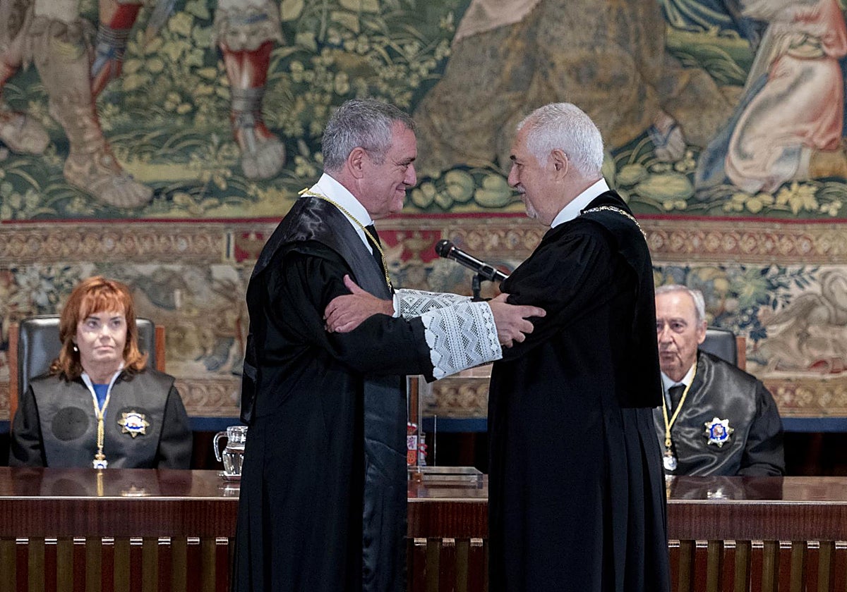 José María Macías, con el presidente, Cándido Conde-Pumpido, en su toma de posesión