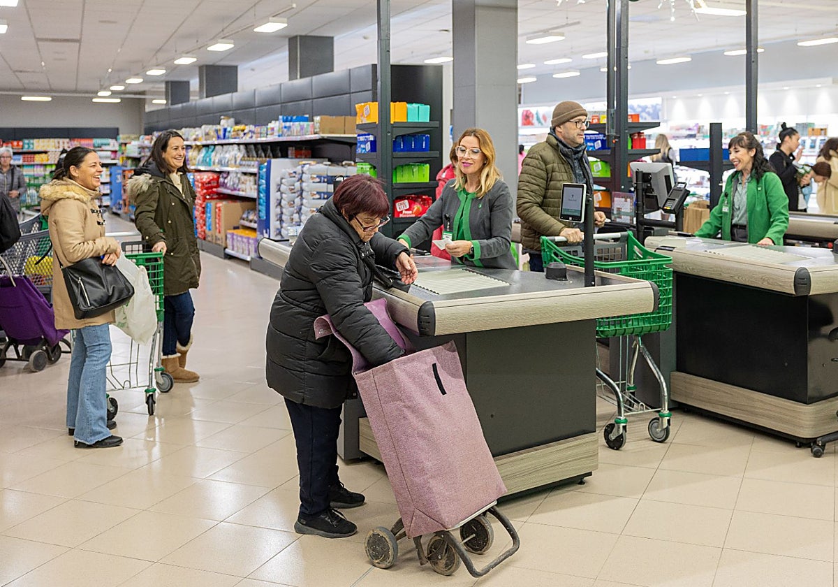 Interior del supermercado Mercadona ubicado en Algemesí (Valencia)