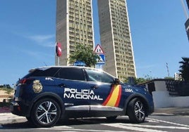 Varios policías salvan a una turista que se suicidaba desde un sexto piso tras pegar a su mujer en Benidorm