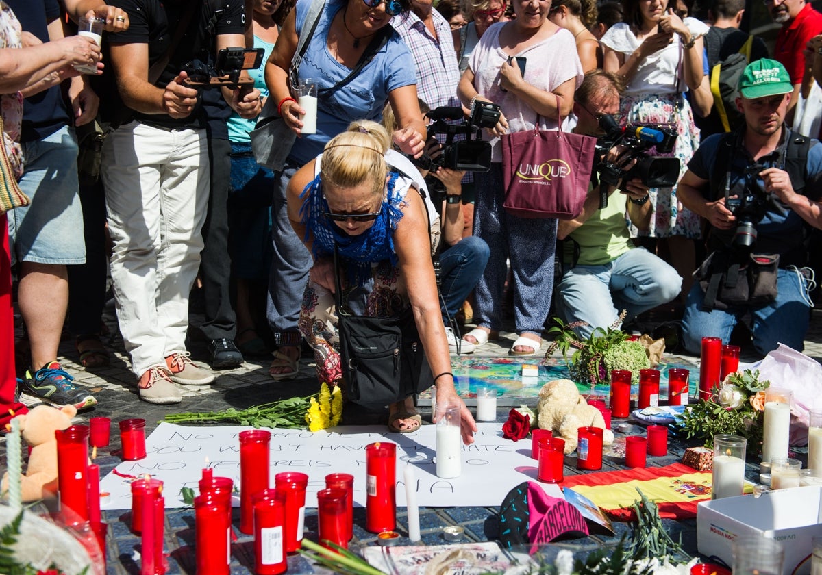 Ciudadanos colocan velas en Las Ramblas un día después de los atentados de 2017