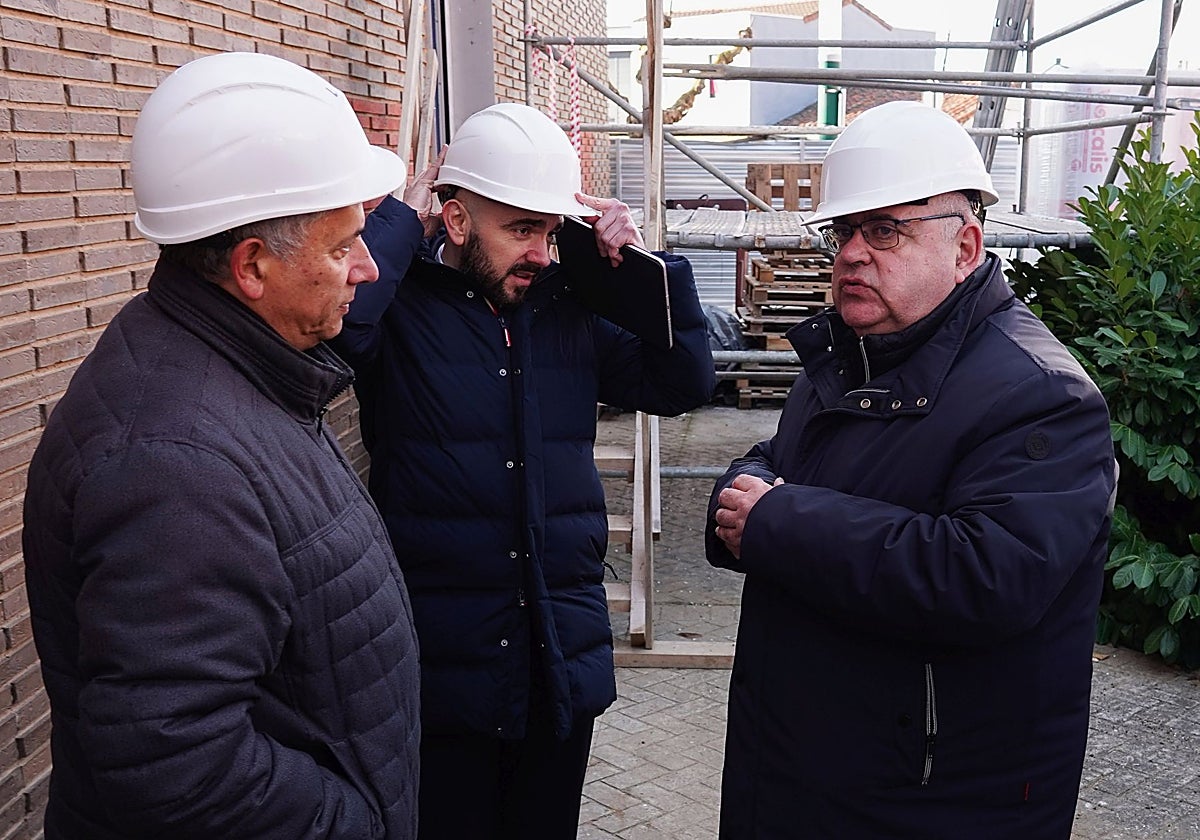El consejero de Sanidad visita las obras de reforma del centro de salud de San Andrés del Rabanedo