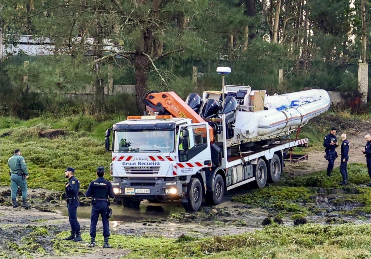 Un tráiler remolca la narcolancha que ha aparecido en Vilanova de Arousa