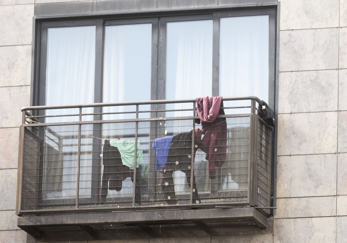 Había indicios de okupación del inmueble, con enseres en los balcones