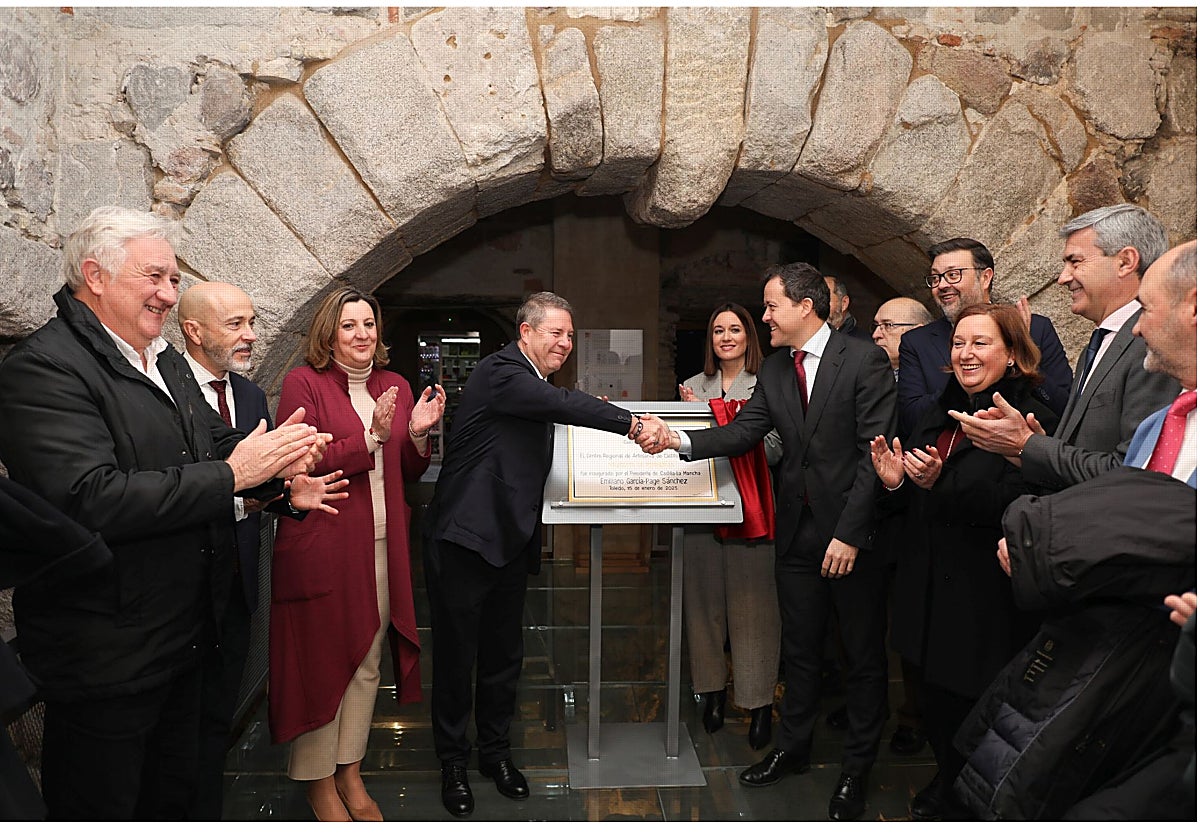Emiliano García-Page y Carlos Velázquez se saludan tras la inauguración del Centro Regional de Artesanía, en la restaurada Mezquita de Tornerías