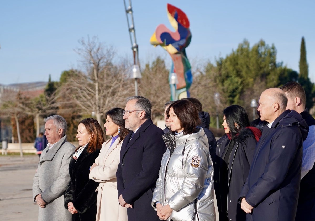 El presidente de las Cortes, Carlos Pollán, participa en el minuto de silencio convocado delante de la sede del Parlamento regional por los asesinatos acaecidos en Viana de Cega (Valladolid) y Palencia