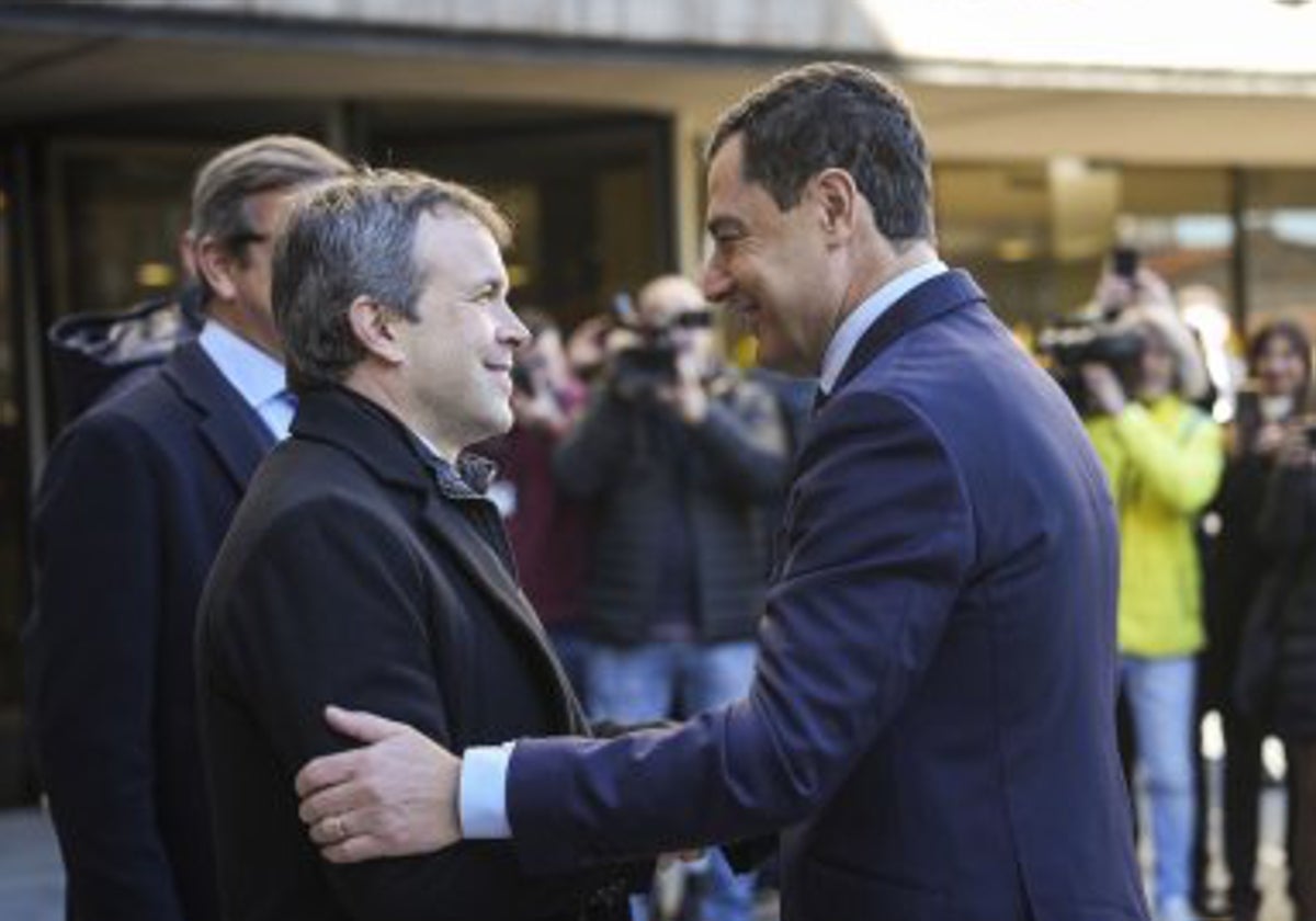 Juanma Moreno saluda a Julio Millán antes de la presentación de la Alianza del Biogás