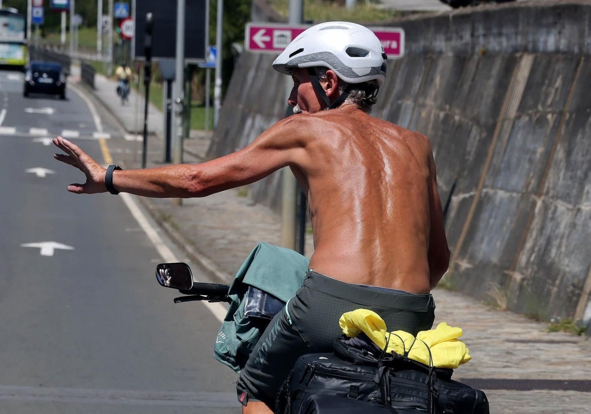 Un ciclista pedalea por Santiago, en una imagen del pasado mes de junio