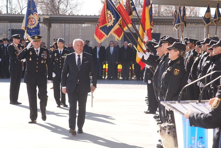 Homenaje a los agentes jubilados de la Policía Nacional para «seguir su ejemplo de servicio a España»