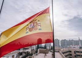 La bandera de España vuelve a ondear en la embajada de Siria, trece años después