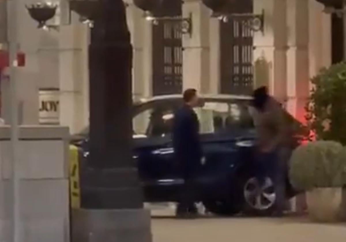 Un alunicero se encara con el vigilante de seguridad